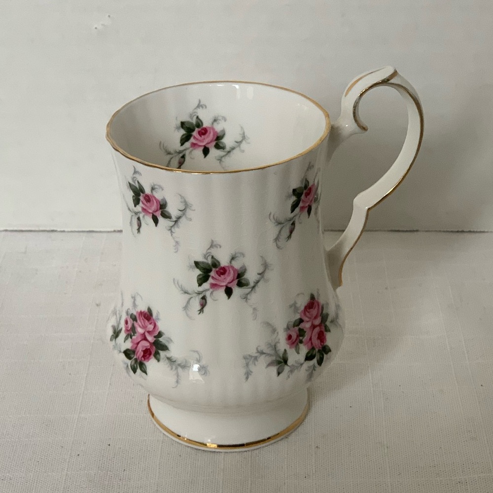ROYAL WINDSOR | Cabbage Roses pattern. Fine Bone China Mug.